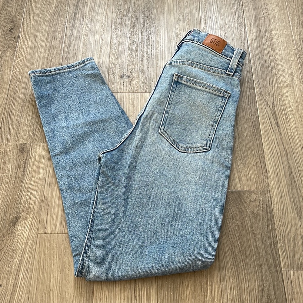 BDG Girlfriend High Rise Cropped Jeans in Light Blue Size 25